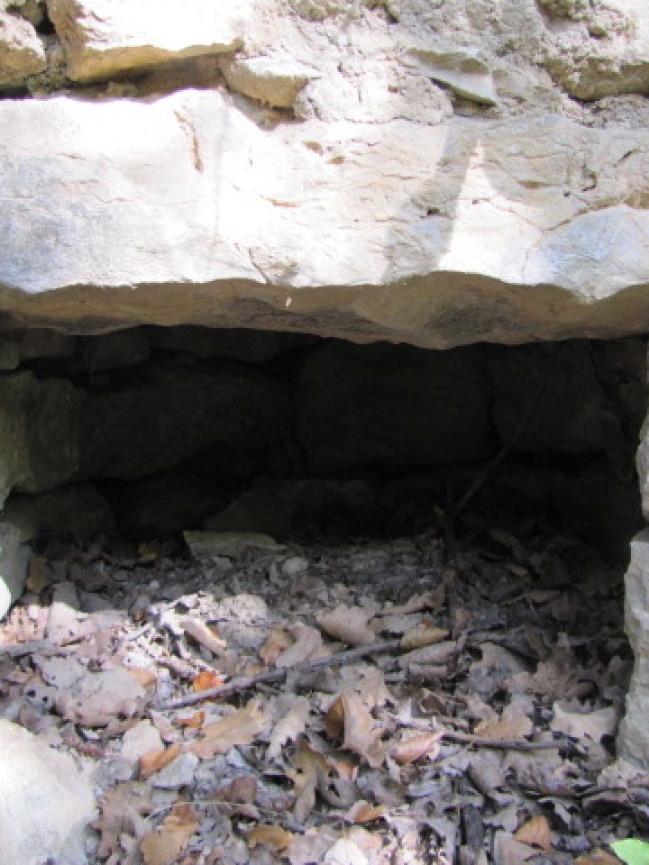 Falba épített tüzelőfülke pinceromban. Balatonakali, Les-hegy.