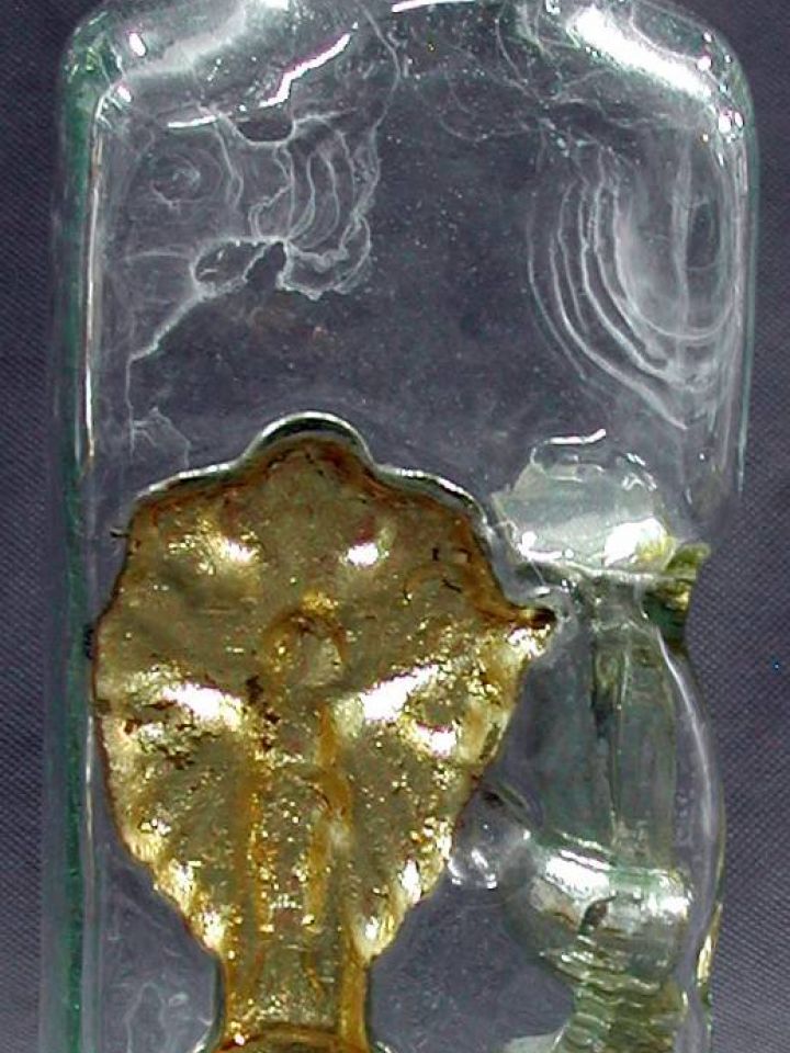 Ü.2008.2.2. Pincetok, 2008, formába fújt hutaüveg, M:27cm, SZ:8cm