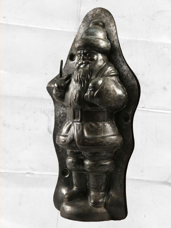 A két részből álló, 20 cm magas, 11 cm széles öntőforma Anton Reiche drezdai gyárában készült, sorozatszáma alapján 1900–1920 között. A formát V. Fodor Zsuzsa vásárolta a múzeum történeti gyűjteménye számára.