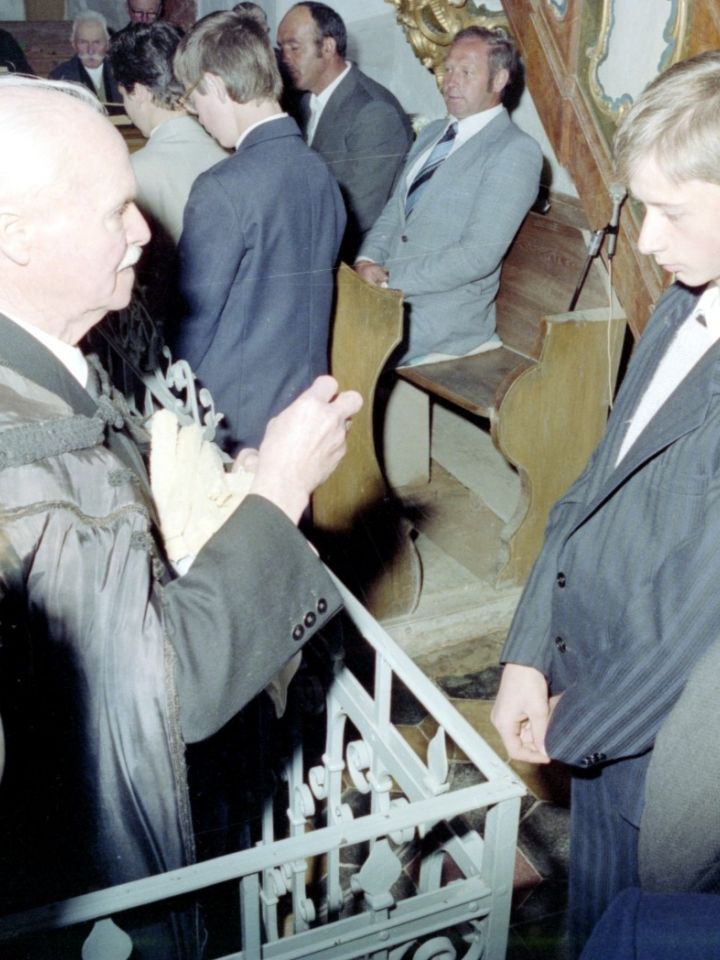 Úrvacsora vétel. Fotó: Róka Lajos – Szentgál, 1991. lsz.: N.2012.17.13