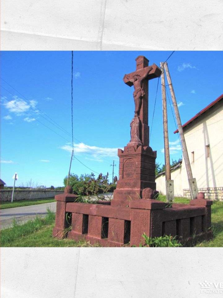 Tótvázsonyi „amerikás kereszt” a település keleti szélénél.