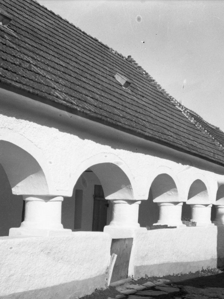 N. 3529. Nagy László felvétele 1935-ből.  A képen vélhetően Somogyi István lakóháza látható; mindenesetre az elmondható, hogy ha nem is pontosan ez a ház szolgált mintául a Bakonyi Ház felépítéséhez, de az, a kép  a képen láthatóhoz kísértetiesen hasonlít