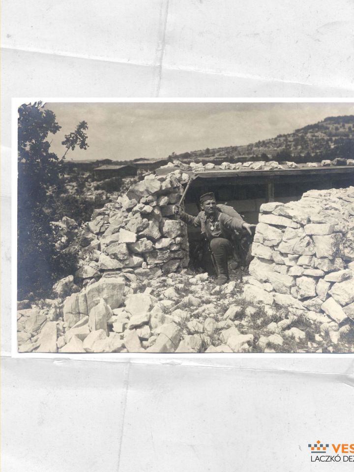 Fedezékéből buzogánnyal kirontó honvéd gyalogos őrmester. Beállított felvétel. (Magyar Nemzeti Levéltár – Veszprém Megyei Levéltára, Kratochvil-hagyaték)