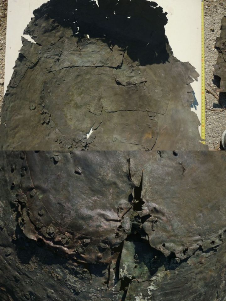 Az üst töredék belső oldala és a külső oldalon látható javítások