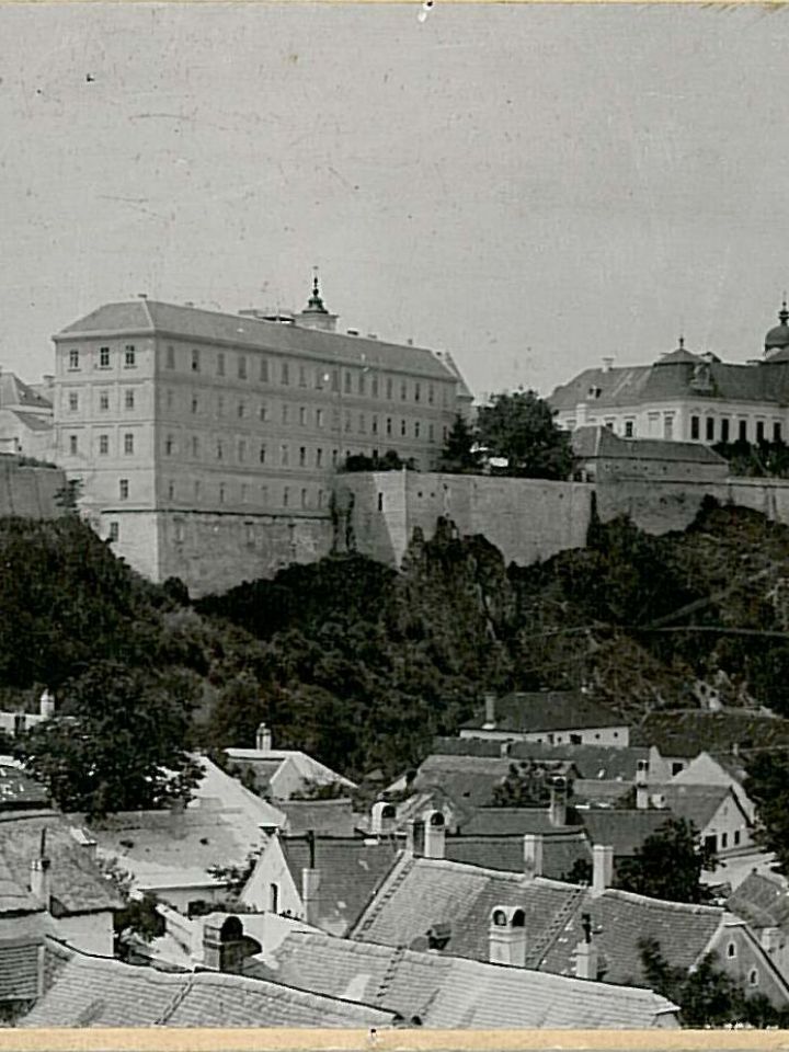 A veszprémi Várhegy DK-felől, középen a Piarista Gimnázium épületével. Becske Adolf fényképe, 1890-es évek (LDM-–Történeti Fénykép-gyűjtemény. 7531. ltsz.)  