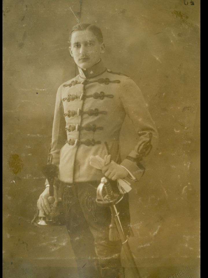 Dr. Meoschil Antal cs. és kir. huszár önkéntes járőrvezető (őrvezető) saját költségen csináltatott extra atillában kimenőn, 1908.(LDM-–Történeti Fénykép-gyűjtemény. 69.1962.68. ltsz.)   