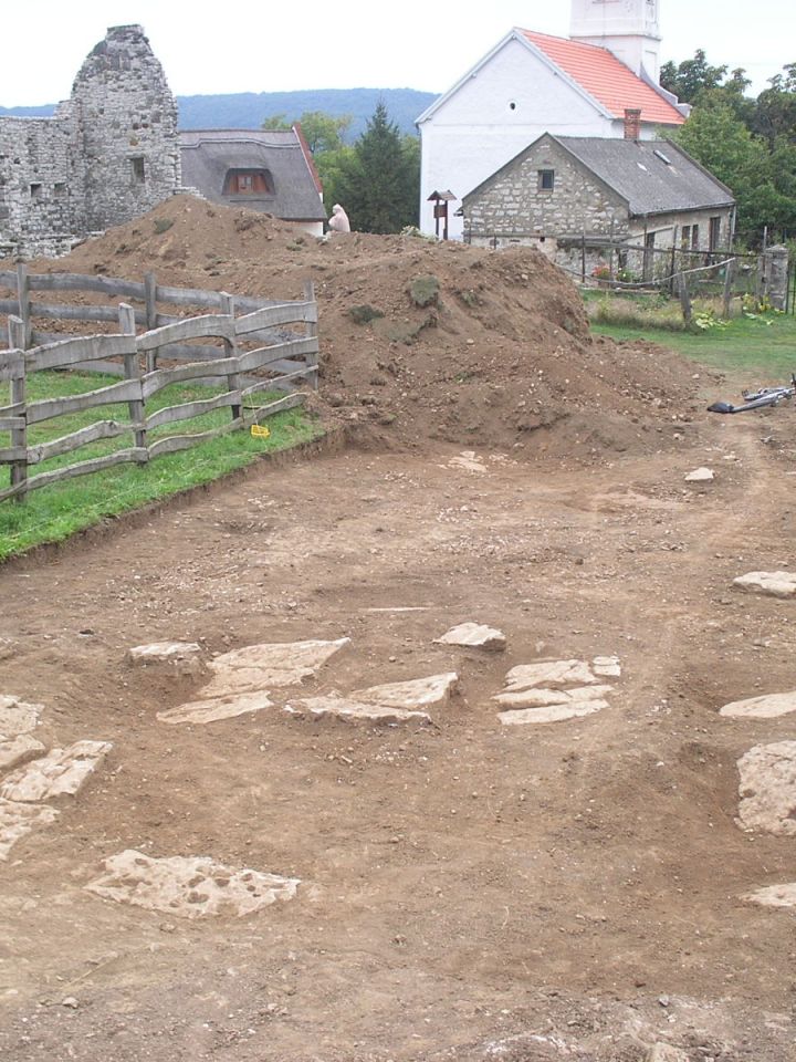 Végezetül egy újabb történeti érdekesség: füredi mészkőlapokkal (kisdörgicsei bánya) jelölt középkori sírok a felsődörgicsei – későbbi – Levendárium megelőző ásatásán.