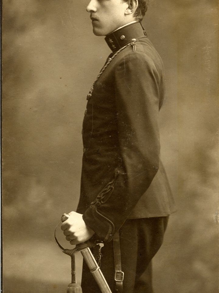 M. kir. honvéd tüzér önkéntes tizedes kimenőn. Dolmánya ujján szintén a zsinórozás alá illesztett karpaszománnyal, gallérján tüzér kisgombbal. (Szerző gyűjteményéből)