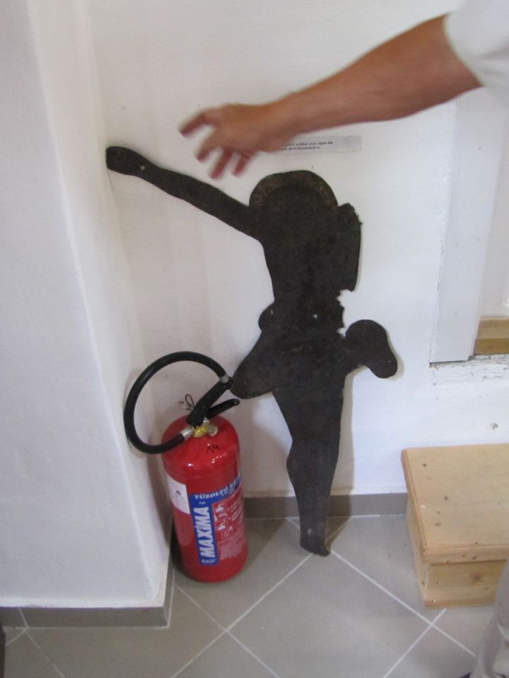 Pléhkrisztus. Valaha a Jókai utca végén álló piros kereszt része, melyet rejtélyes körülmények között, összegöngyölve, a templomban elrejtve találtak meg. Vélhetően a kommunizmus pusztítása elől rejthették oda, majd előkerülése után óvatosan kihajtogatva 