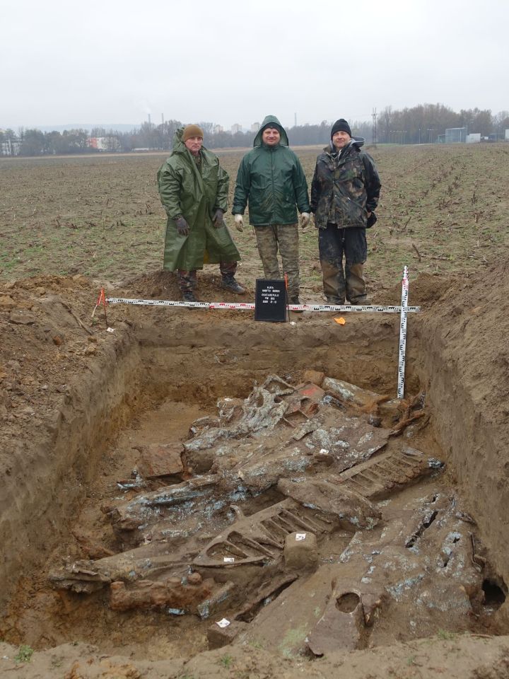 Magó Károly zászlós, Varga László és Pálffy Sándor, az MRE alelnöke a feltárt roncsokkal. 2022.december
