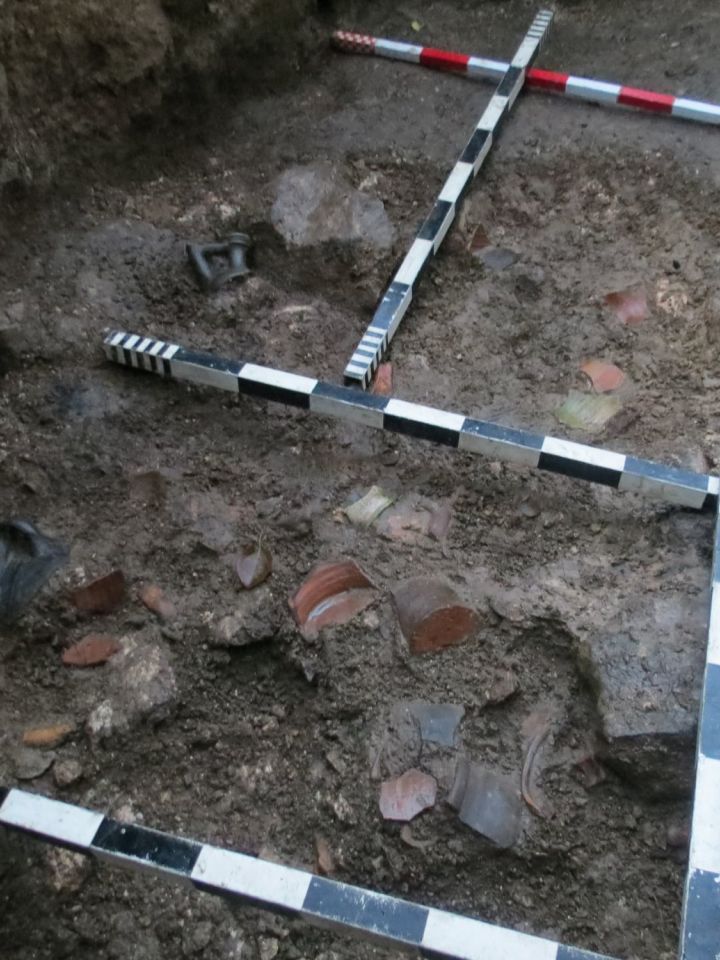 Cseréptöredékek és állatcsontok nagy sűrűségben a torony feltöltésében