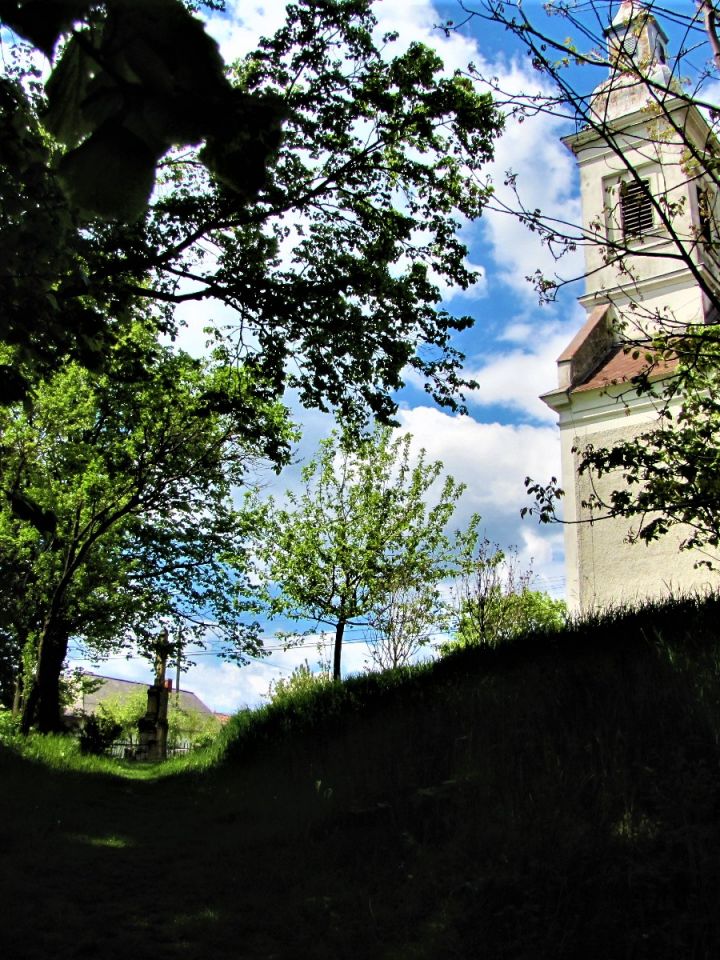A római katolikus templomot a falu központjához képest egy dombon találjuk. 
