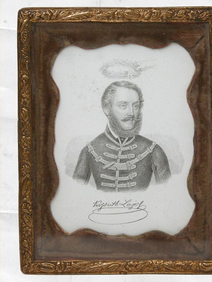 Kossuth Lajos mellképe aranyozott bronz keretben. A kép acélmetszet, a keret 1848 körül készült gyümölcsös-virágos díszítménnyel. Biedermeier munka. (ltsz.: 66.455.1; Iparművészeti Gyűjtemény)
