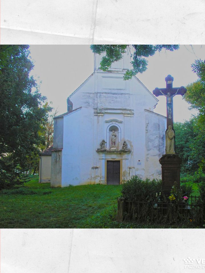 A nagyvázsonyi Szent István templom előtti ún. amerikás kereszt.