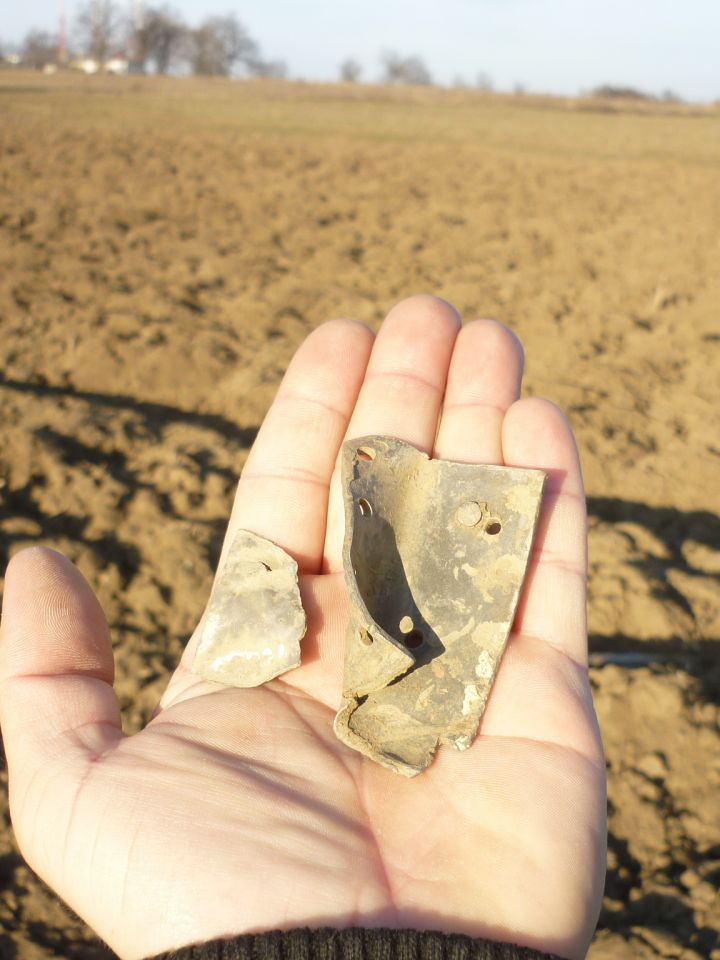 Újabb alumíniumdarabokat vetett fel a talajművelés az IL-2 M3 csatarepülőgép roncsaiból (2005)