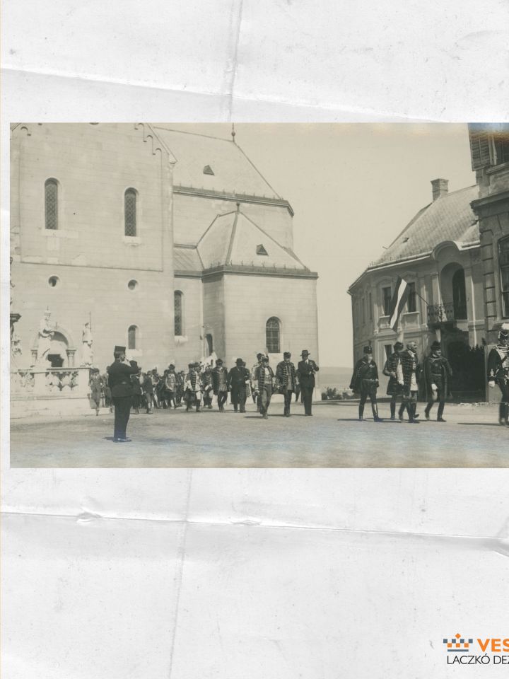 Az ünnepi szentmisén részt vett méltóságok levonulása a székesegyházból a megyeházára (Laczkó Dezső Múzeum–Történeti Fényképgyűjtemény ltsz. 71.509.)