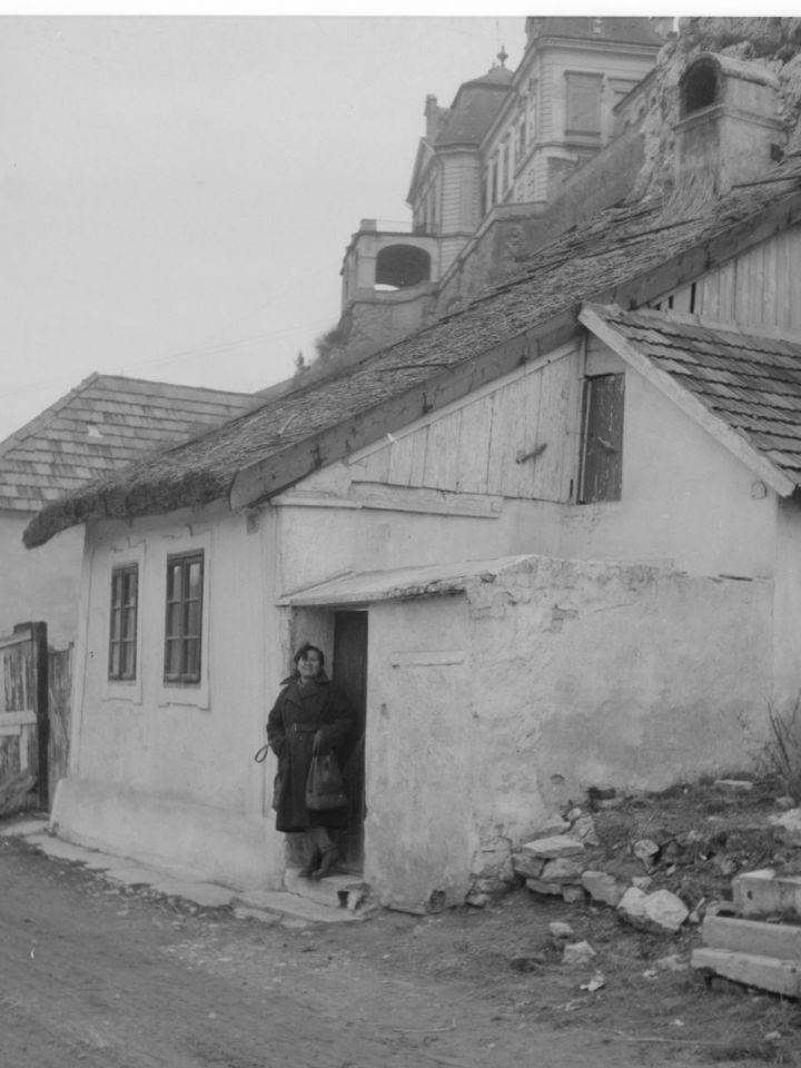 A legrégebbi tobak ház, ami nagyjából a mai Benedek-hegyre vezető lépcső helyén, vagy ahhoz nagyon közel állhatott. Vajkai Aurél felvétele, 1954-ből. LDM Fotótár 7864.