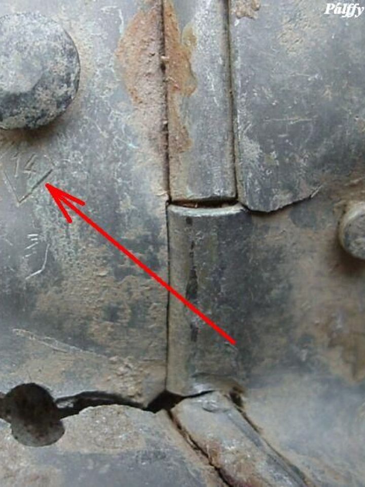 14-es mint gyári beütő jelzés (rendeltetése a repülőgép alkatrészeinek összeszerelésénél volt)