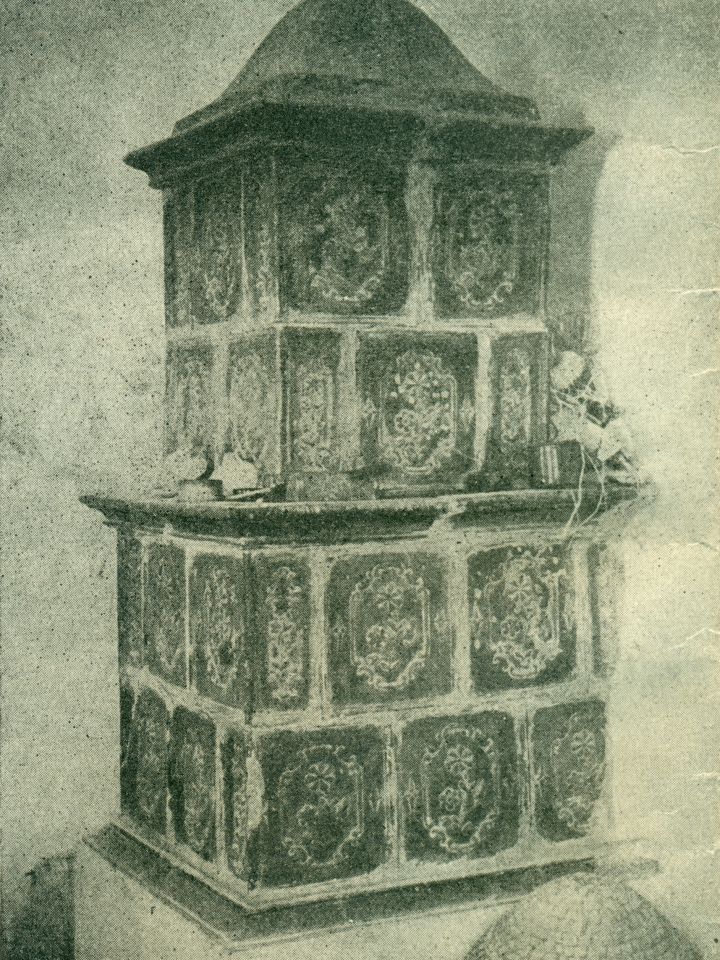 Egykori táblás kályha az Ilyés Gyula által később megvásárolt akali présházban. Még szó lesz az épületről…