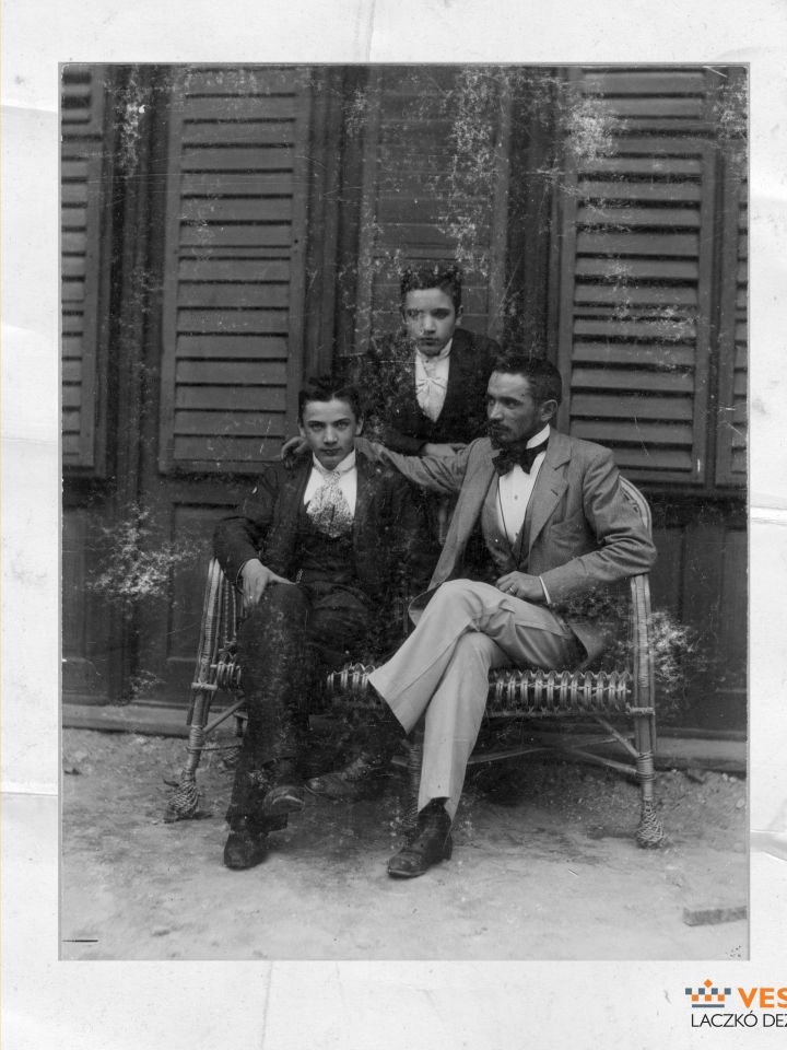 1.	Cholnoky Jenő, László (1879–1929) és András (1880–1901) öccsével. Papp Károly geológus fotója, 1896 (Laczkó Dezső Múzeum–Történeti Fényképgyűjtemény ltsz. 70.261.)  