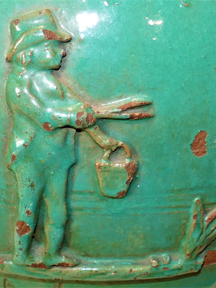 Részlet a céhkorsóról. A jelenet egy bizarr, ám fontos mozzanatot örökít meg: Veszprém utcáin kutyaürüléket gyűjtő tobak. 