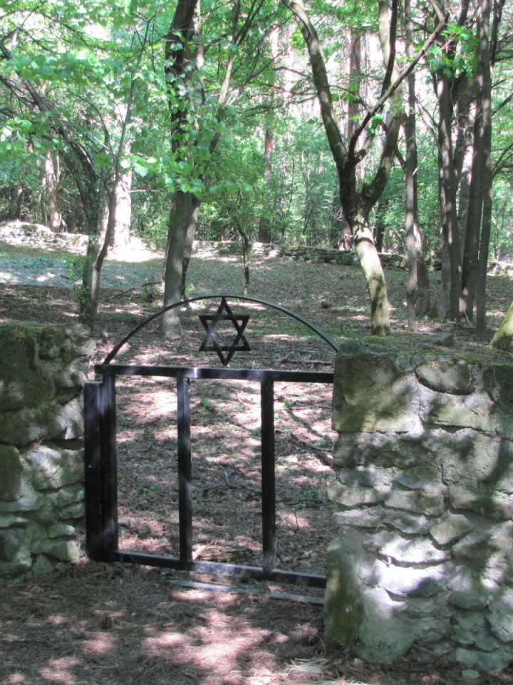 A régi temetőt elhagyva jobb kéz felől az erdő takarásában találjuk a kőfallal kerített, nemrégiben rendbe hozott zsidó temetőt.