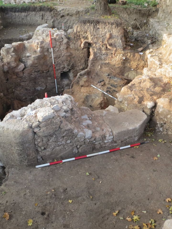 Nagyméretű faragott kőhasábokkal (kváderekkel) megerősített toronysarkok