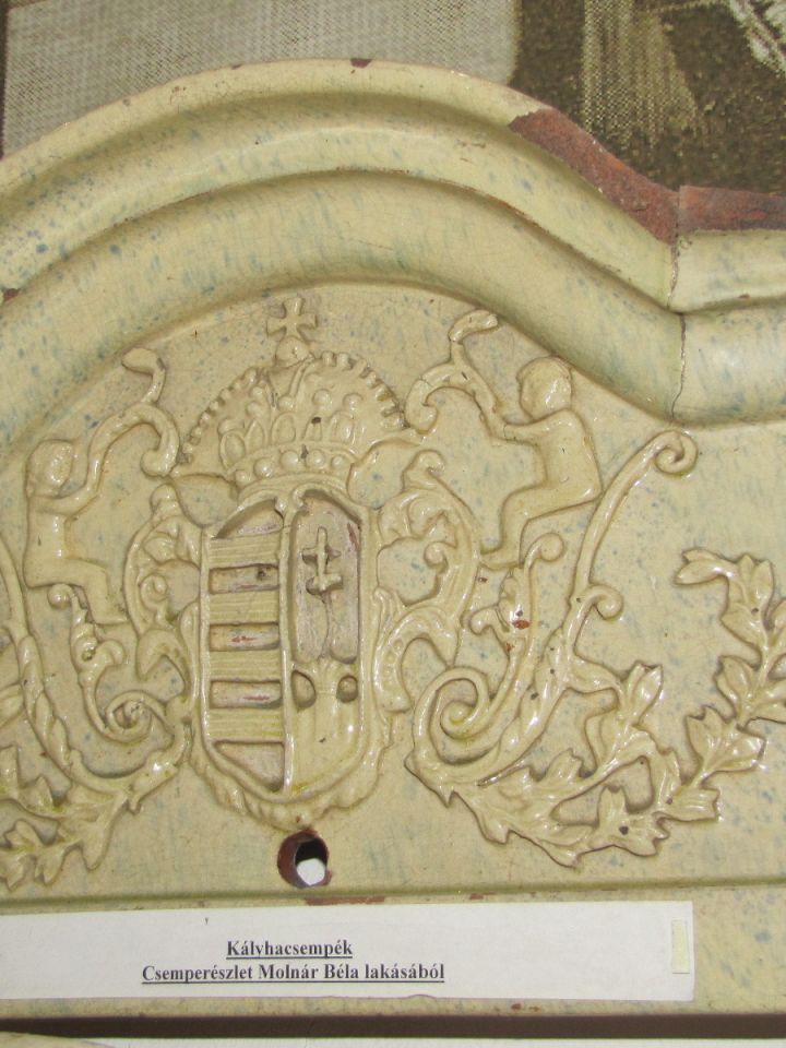 Polgári hatást tükröz ez az egykor egy ún. svéd rendszerű kályhát díszítő oromzat.