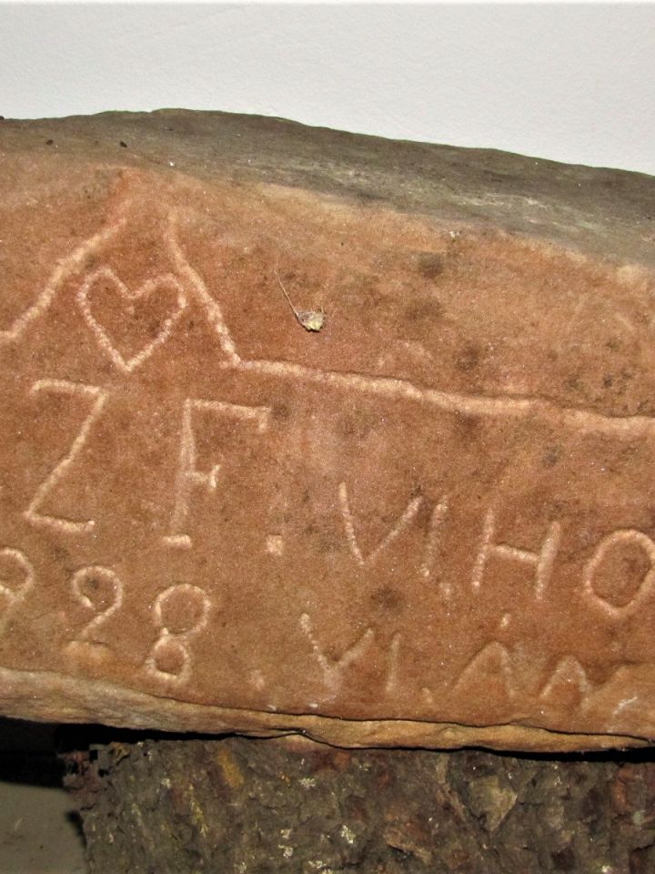 Nem is oly régi „titokzatos üzenet”. Talán egy házoromzat, vagy kapuzat díszéül szolgálhatott?