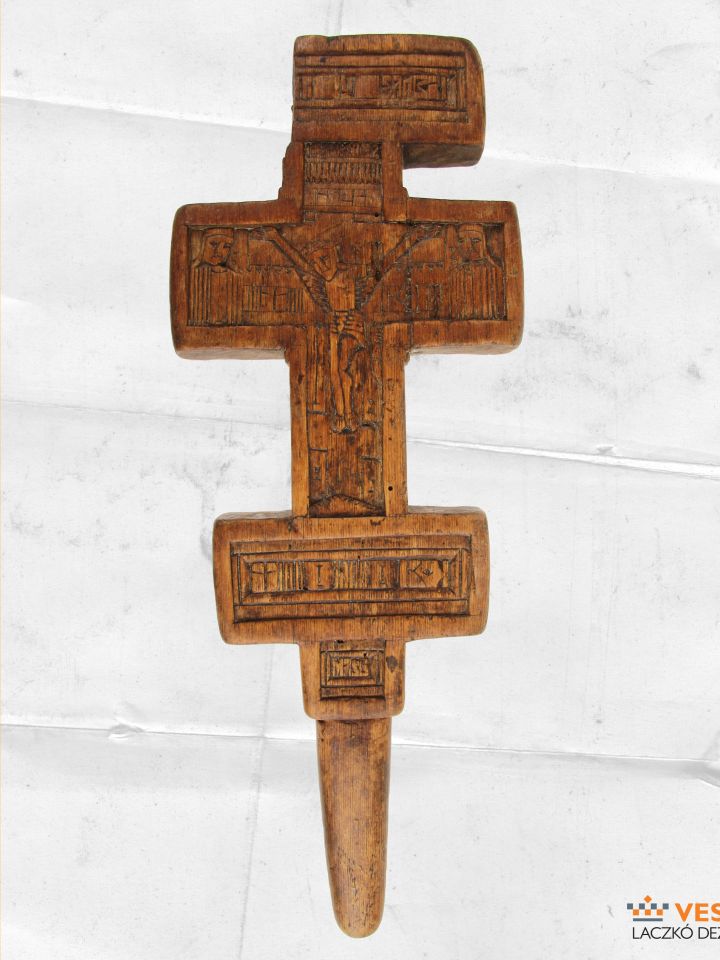 A csókkereszt első oldala (Laczkó Dezső Múzeum – Történeti Gyűjtemény ltsz. 2018.3.17.)