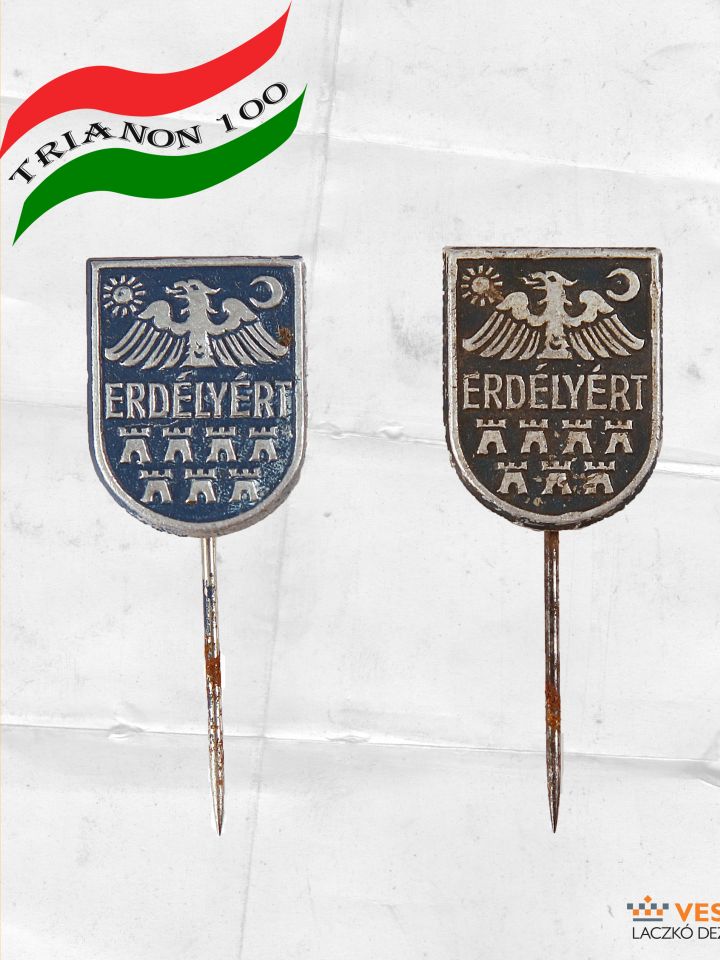 Erdélyért jelvény. Erdély kék színű címere, ERDÉLYÉRT felirattal. Fém, festett, 1.9 cm Numizmatikai gyűjtemény 82.6.6. (2 db)