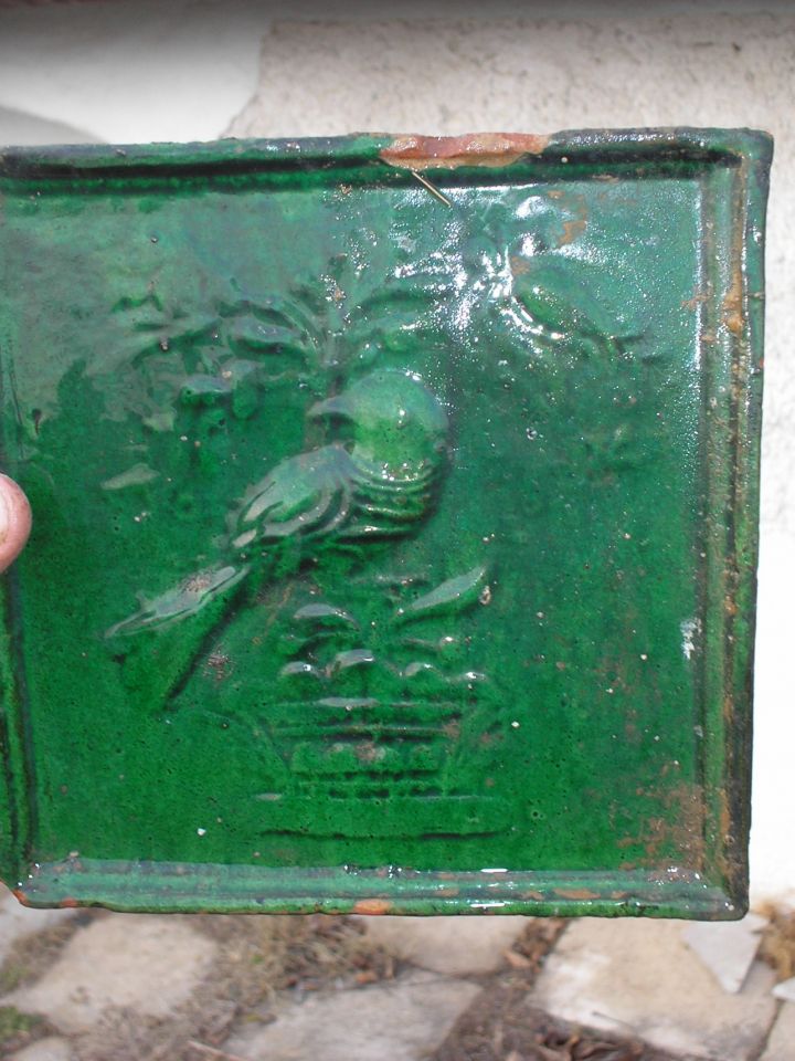 Május 10-i bejegyzésünkben rendhagyó módon, madárábrázolásos kályhacsempék bemutatásával tisztelegtünk a madárvilág előtt, így csak egy példa a cserépkályhák legkedveltebb díszítőszimbólumaként szereplő „madaras csempék” közül.