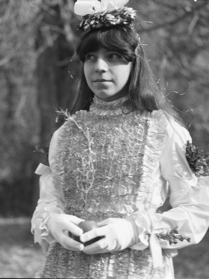 Christkindliző lány Gyulafirátóton kezében rozmaringos almával 1980-ban. Törő László felvétele. N.5750.