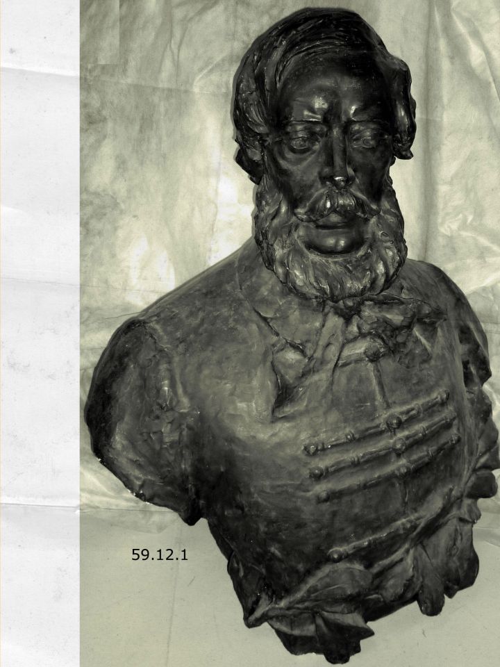 Kossuth Lajos mellszobra, Csikász Imre alkotása, 1907.  (ltsz.: 59.12.1.; Képzőművészeti Gyűjtemény) Az eredeti Csikász alkotás mintájára bronzból öntötte az 1990-es években Dienes Attila, azt a szobrot, amely a veszprémi Kossuth Lajos Általános Iskola el