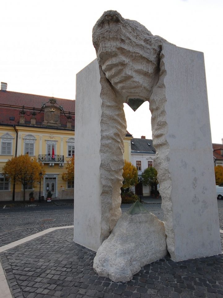 Milleniumi emlékmű Lugossy Mária