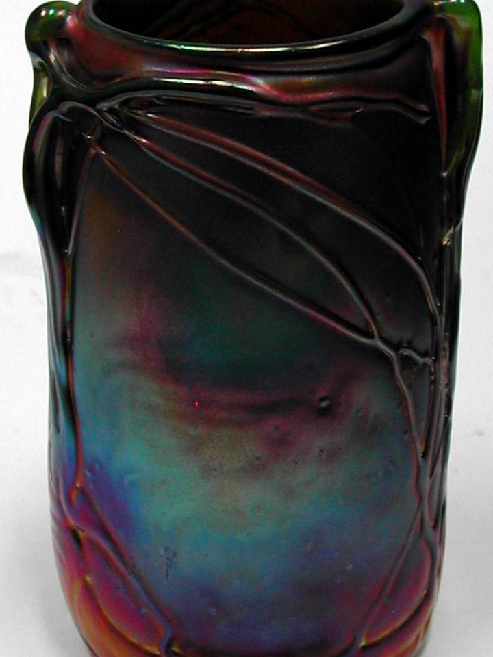 Ü. 88.15.1 Őszi kert, 1988, fúvott, irizáló felületű színezett üveg, üvegszál rátéttel plasztikusan díszített, M:28cm