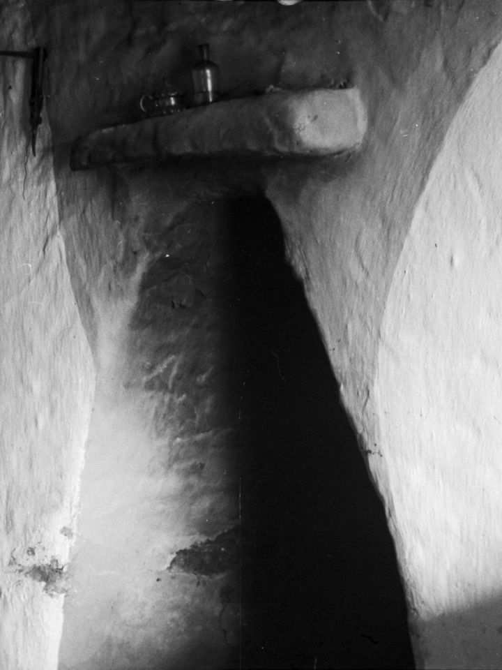 Vajkai Aurél 1937-ben a ma Ajkához tartozó Csékúton fényképezte ezt a nagyméretű tüzelőfülkét. Felette szikrafogó kőlap látszik. N.3326.