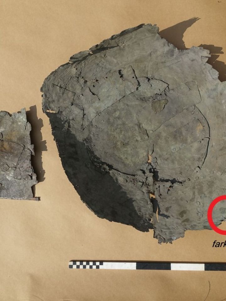 A rézüst töredék belső oldala az oldalpalást részletével