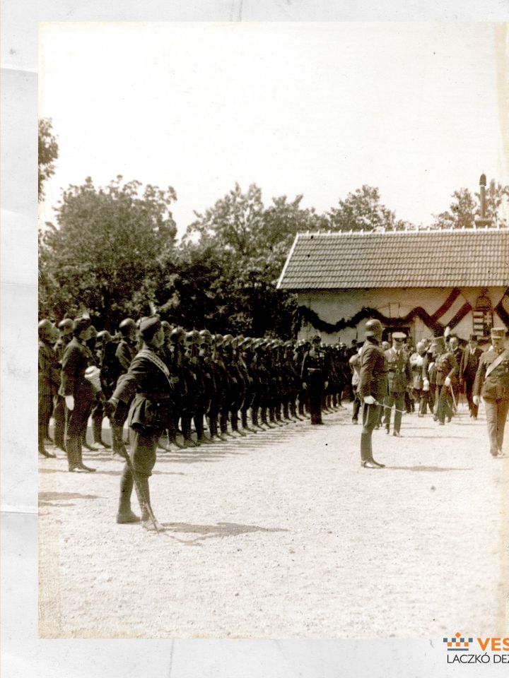 A kormányzó és kísérete ellép a katonai díszegység előtt a MOVE pálya avatásán (Laczkó Dezső Múzeum–Történeti Fényképgyűjtemény ltsz. 69.3389.)