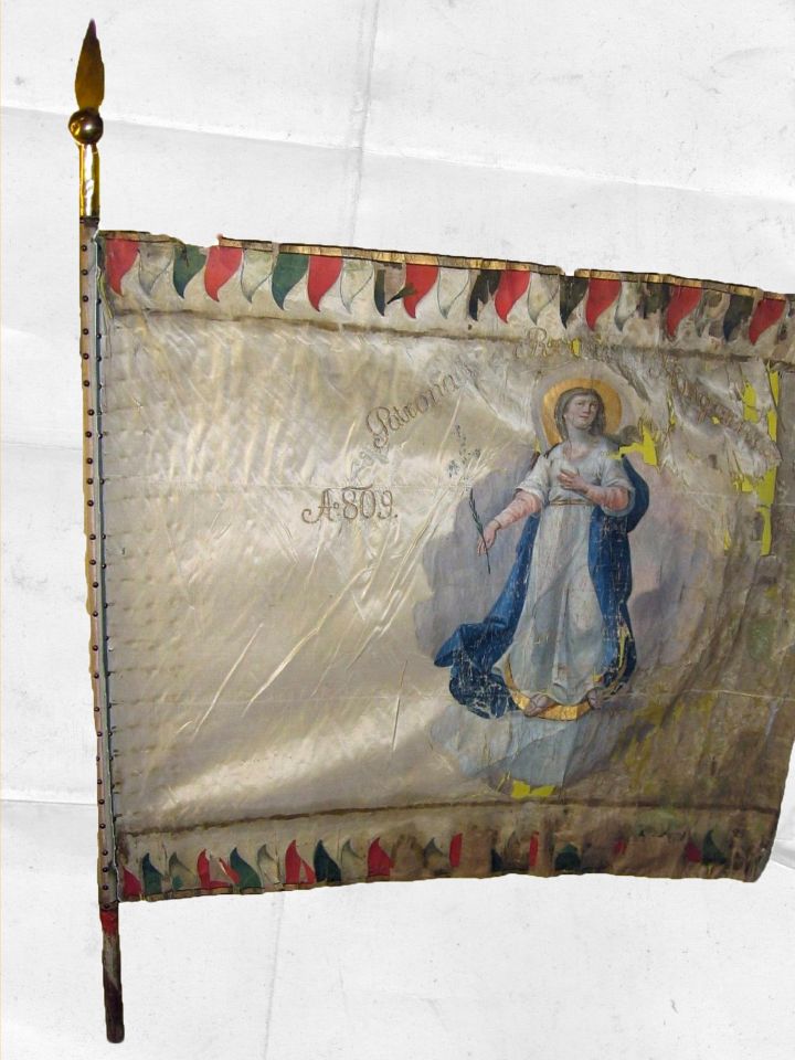 Veszprém vármegye nemesi gyalog zászlóaljának zászlaja Patrona Hungariae ábrázolással (Laczkó Dezső Múzeum – Iparművészeti Gyűjtemény ltsz. 56.14.1.)