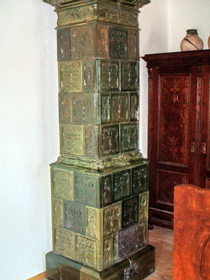 Szecessziós ihletésű, ún. zágrábi stílusú (import termék), csempékből épített oszlopkályha a Balatonakali Térségi Muzeális Gyűjtemény lakószobájában. Az eredeti romjai alapján kiegészített, pótolt rekonstrukció.