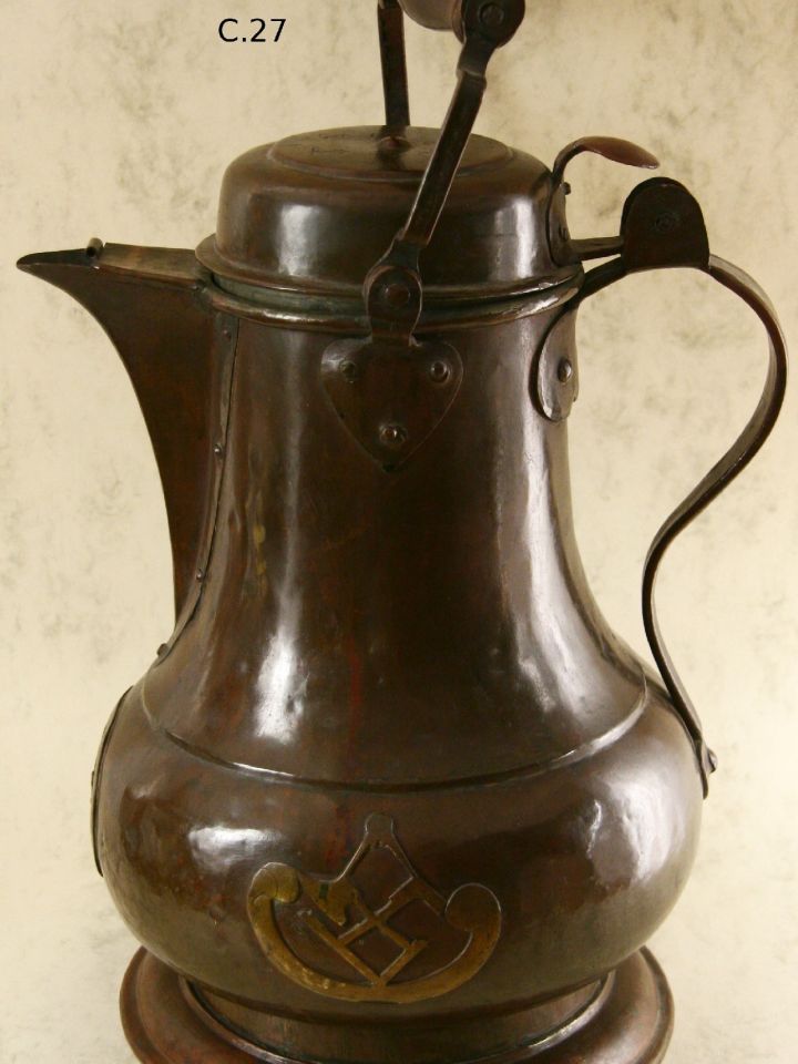 A nagyvázsonyi ács, asztalos, kőműves vegyescéh ünnepi alkalmakkor használt kannája 1831-ből.