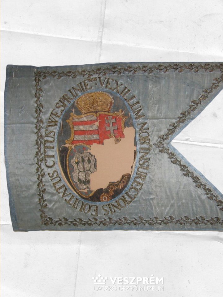 Veszprém vármegye nemesi lovas ezredének egyik század zászlaja Magyarország, Veszprém vármegye (és egykor) gr. Zichy Ferenc főispán címerével (Laczkó Dezső Múzeum – Iparművészeti Gyűjtemény ltsz. 56.11.1.)