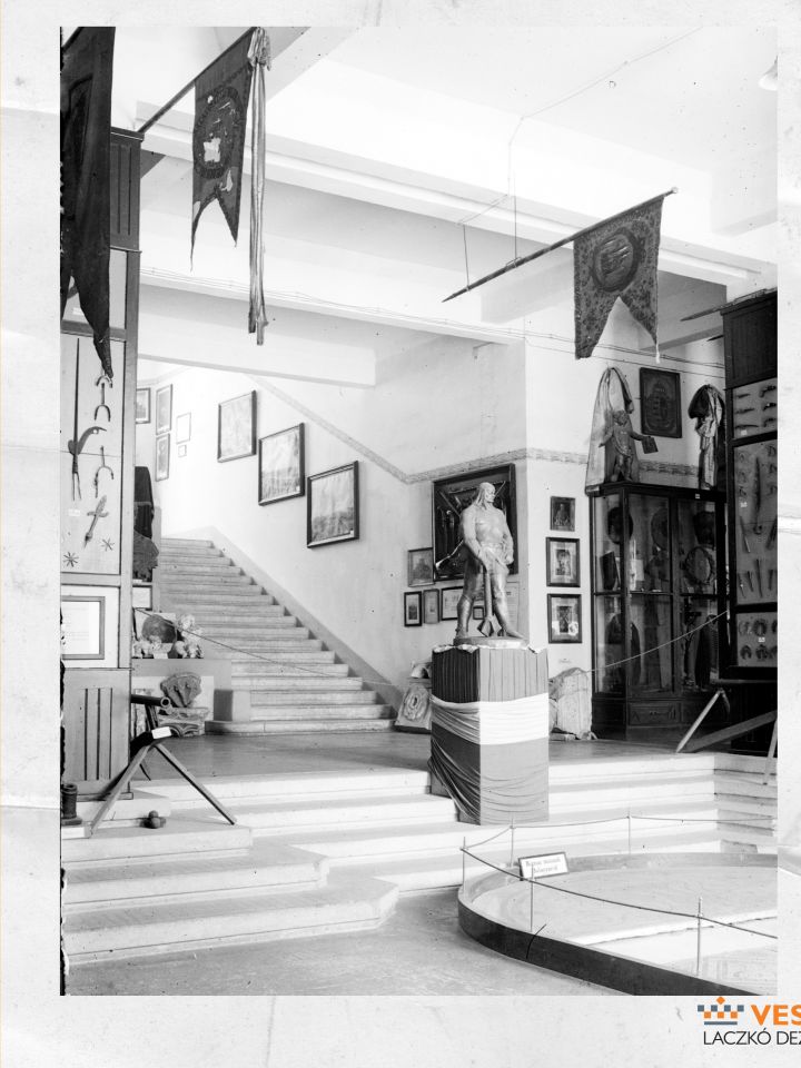 A múzeum előcsarnoka a balácai mozaikpadlóval, Csikász Imre Kinizsi szobrával és az újabb régiségtani anyagokkal (Laczkó Dezső Múzeum–Történeti Fényképgyűjtemény ltsz. 48.652.20.)