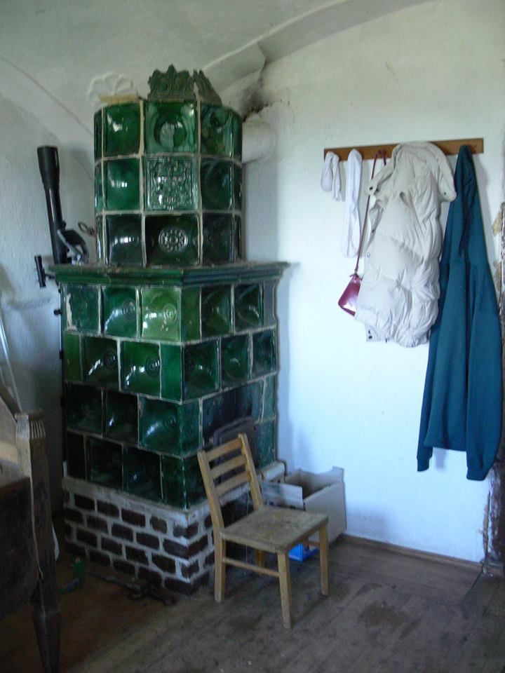 Illyés Gyula gyűjtéseknek az eredménye ez a kályha is, melyet az elpusztult táblás kályha helyén építették fel, több fűtőalkalmatosság darabjaiból.