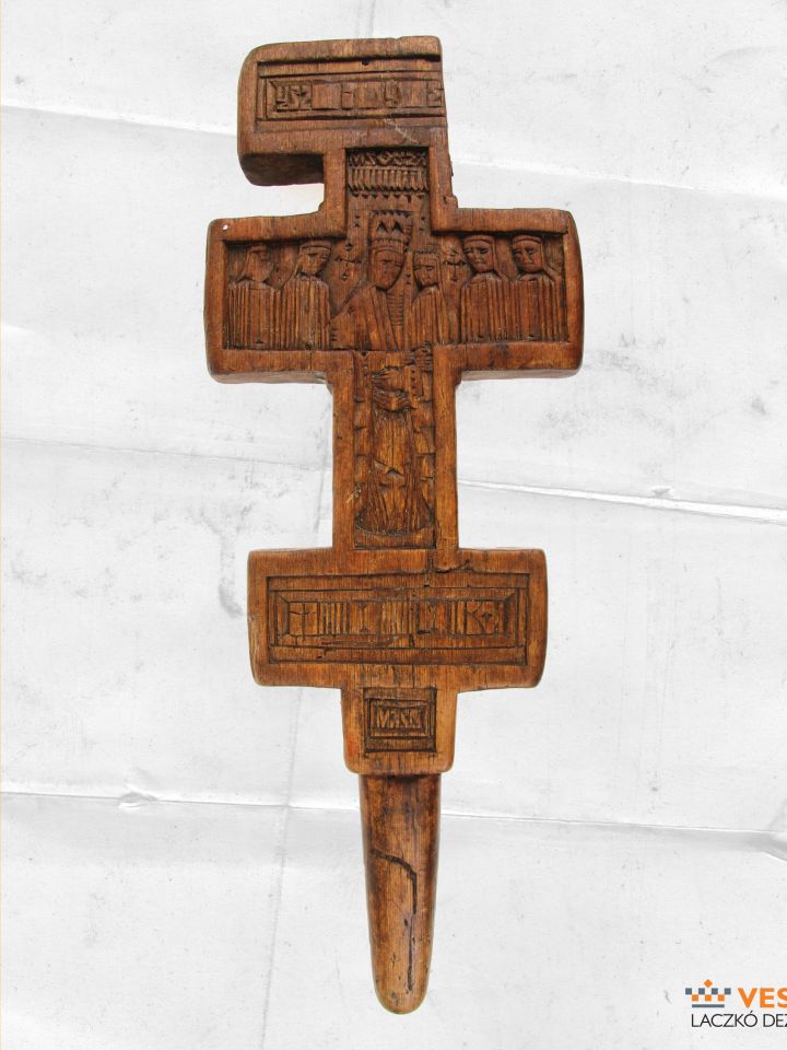 A csókkereszt hátsó oldala (Laczkó Dezső Múzeum – Történeti Gyűjtemény ltsz. 2018.3.17.)