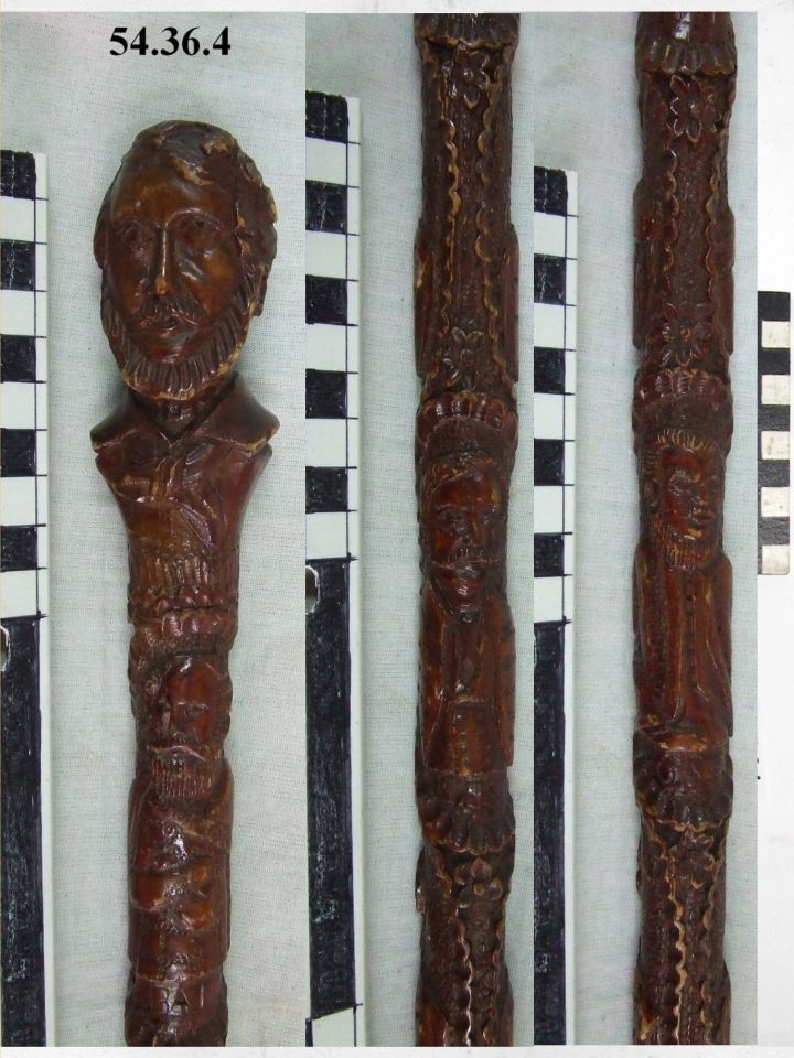 Egyenes végű bot, domború faragással, emberfejes fogantyúval. A fogantyú Kossuth Lajost, az első felelős magyar kormány pénzügyminiszterét ábrázolja. A száron domború faragással, virág- és levélminták között az első felelős magyar minisztérium tagjai, nev