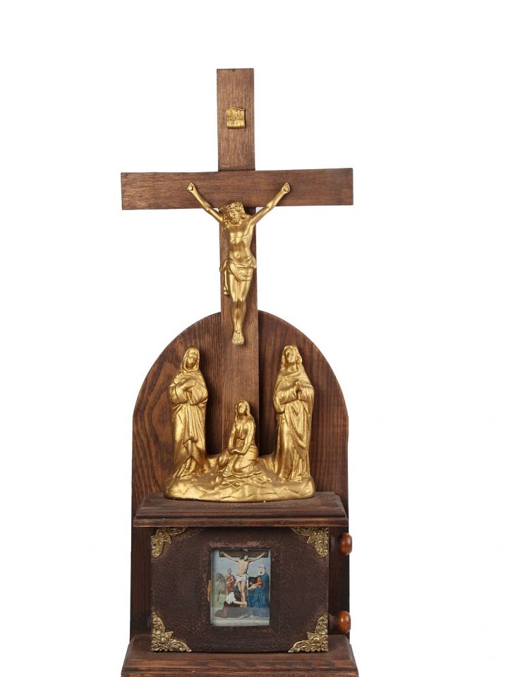 Golgota szoborcsoport 20. század. A kereszt tövében a Szűzanya, János evangélista és Mária Magdolna szintén aranyozott gipsz alakja tűnik fel. A tárgyat egykor Devecserben használták.