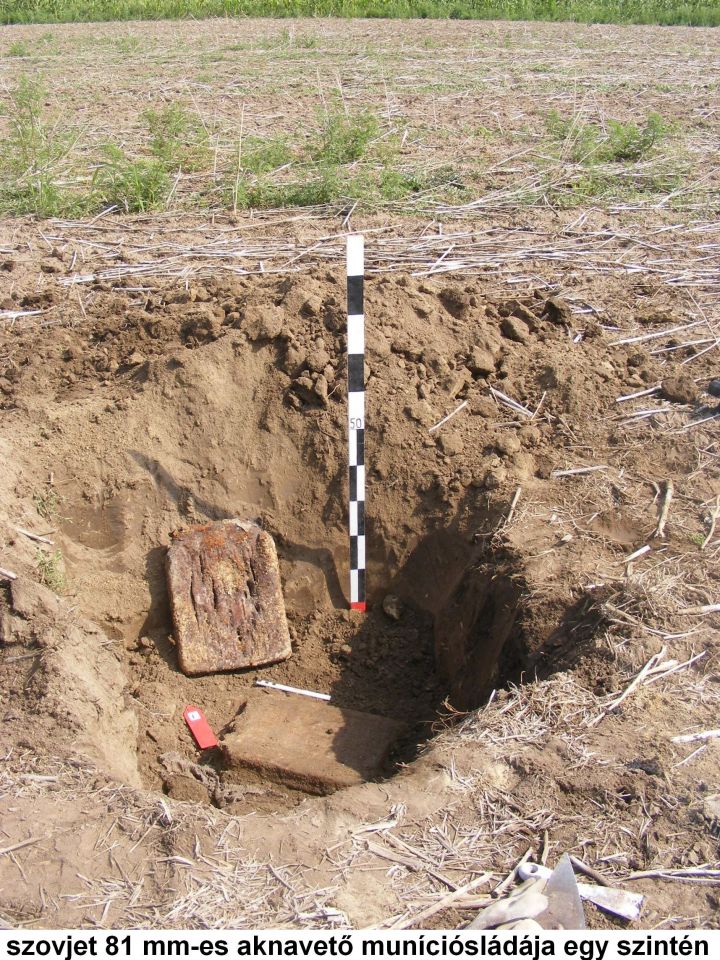 szovjet 81 mm-es aknavető muníciósládája egy szovjet bunkerbe bedobva, valószínűleg tűzhelyként