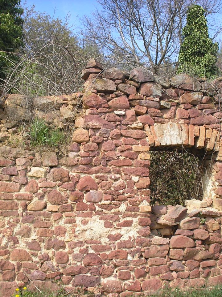 A permi vörös homokkő gócpontja Zánka, Szepezd és Rendes térsége. Itt különösen jellemző, hogy az ugyan általában csak kerítés vagyis bástya építésére alkalmas, lekerekített köveket a felszínen is nagy számban lehetett gyűjteni.